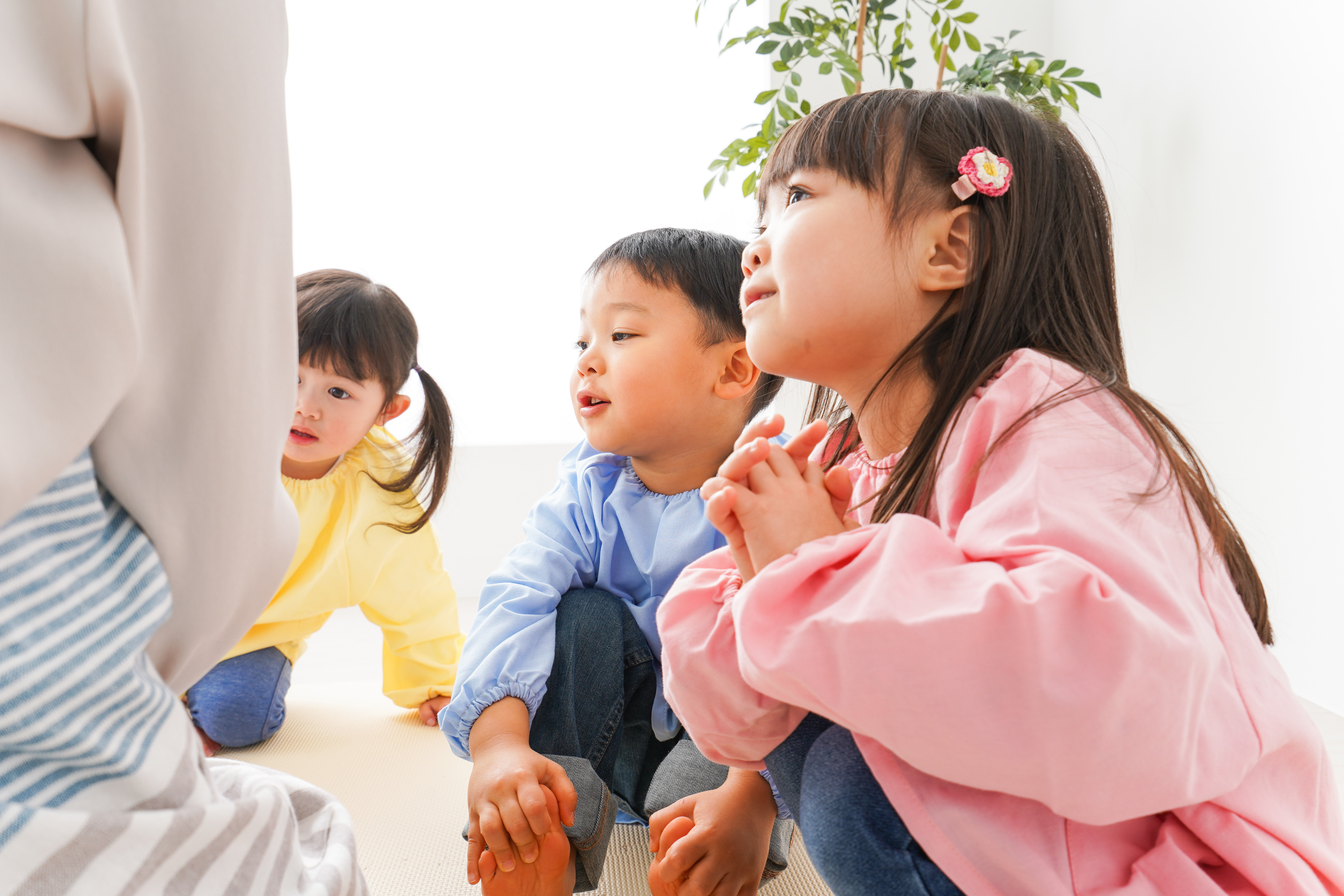 幼稚園で過ごす子供