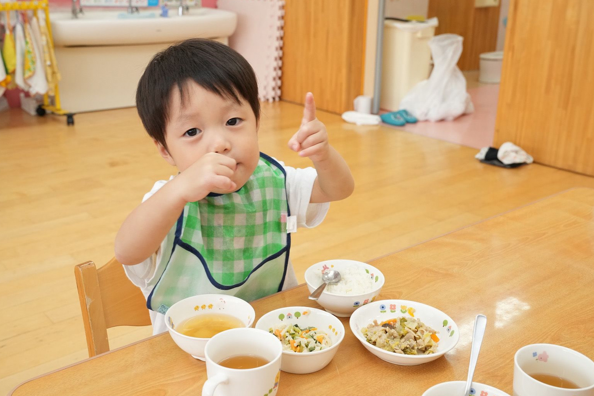 給食を食べる子供